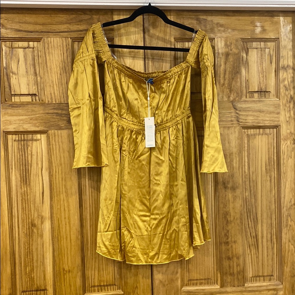 ⚡️3 for $15⚡️Shore brand Gold Off-Shoulder Women's dress size small. NWT